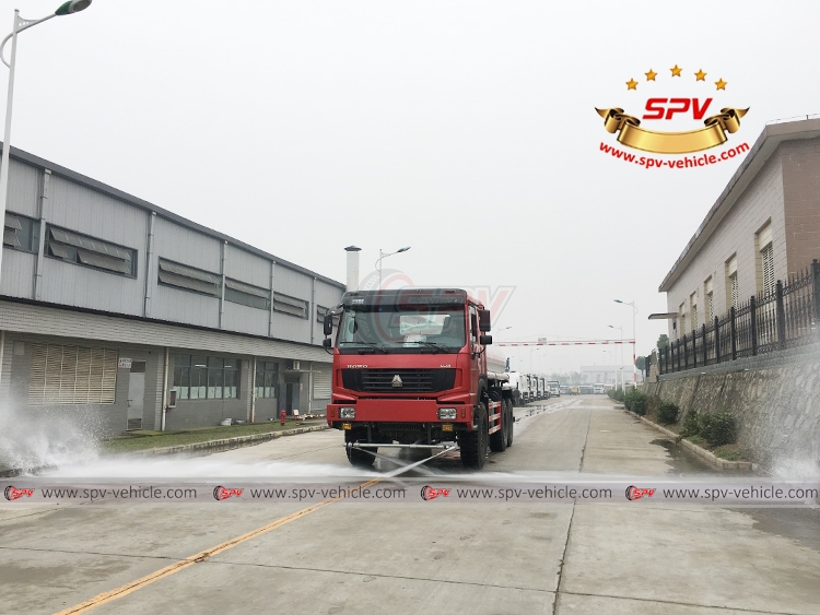 10,000 litres Off-road Water Tanker Truck Sinotruk - Front Sprayer